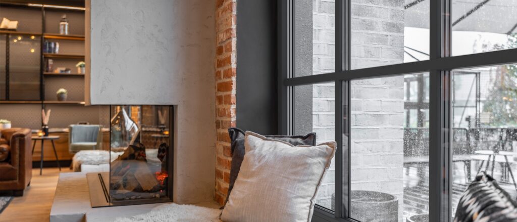 gemütliches Wohnzimmer mit VEKA Fensterfront