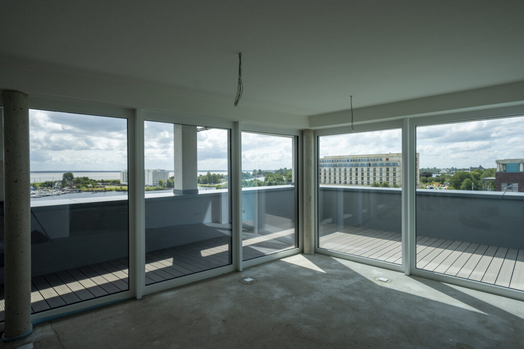 Große Glasfront mit Blick auf eine Stadt