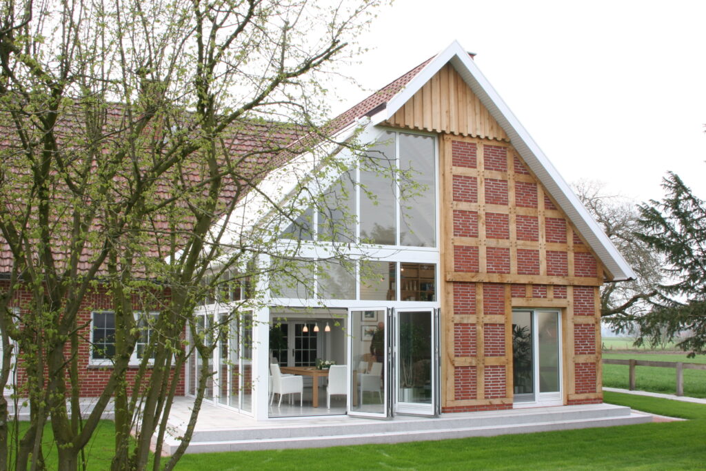 Wintergarten als Wohnraumerweiterung an Ziegelhaus