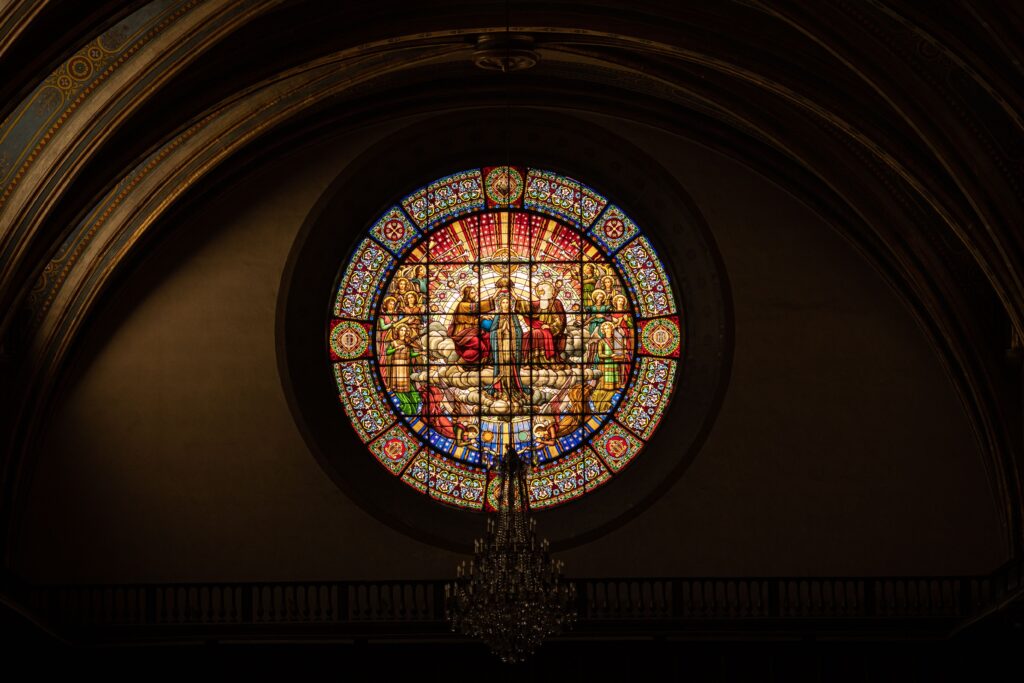 Altes, buntes, detailliertes Fenster in einer Kirche