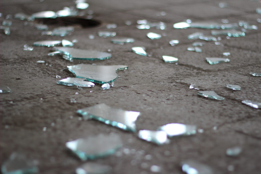 Glasscheiben auf dem Boden