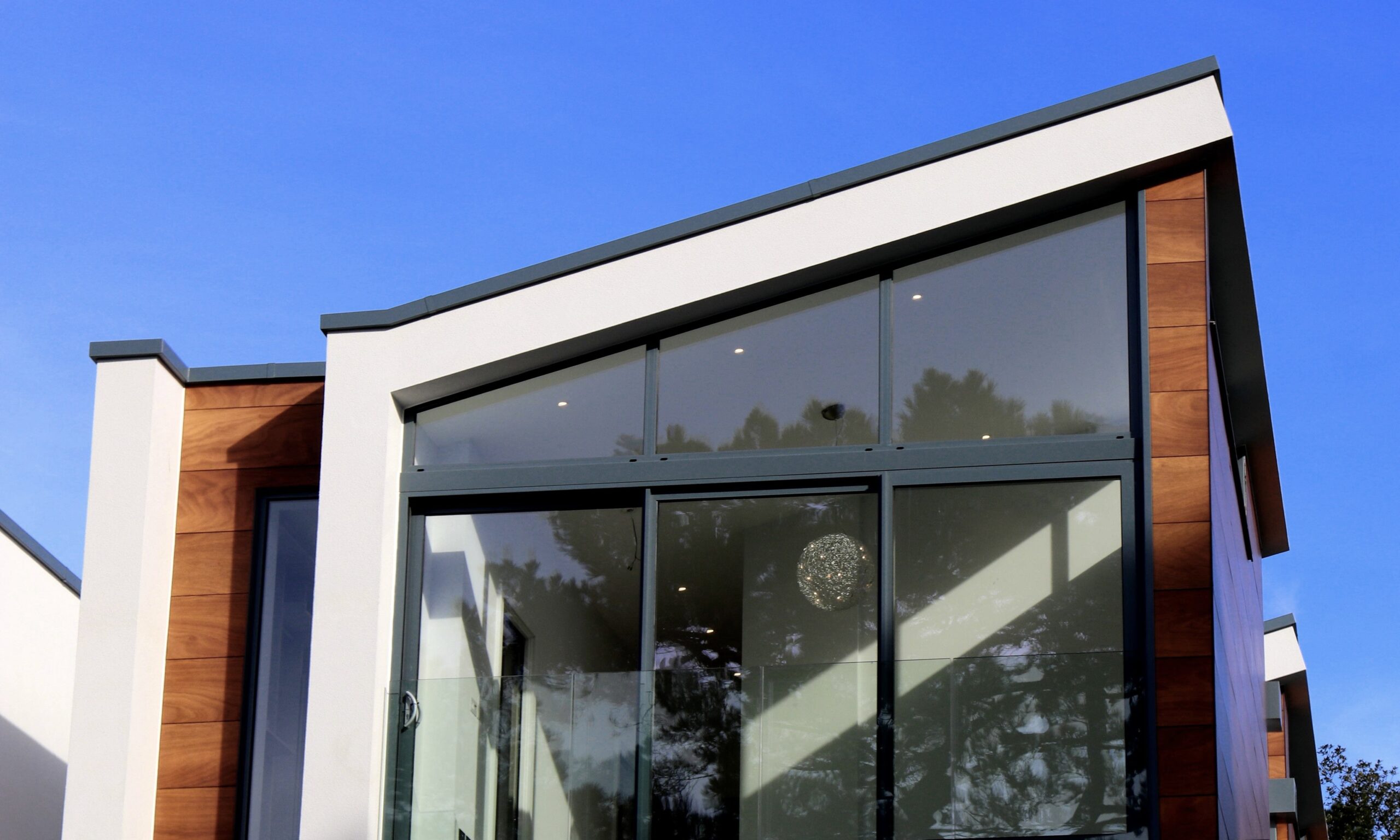 Fensterfront mit besonderer Form außen Haus