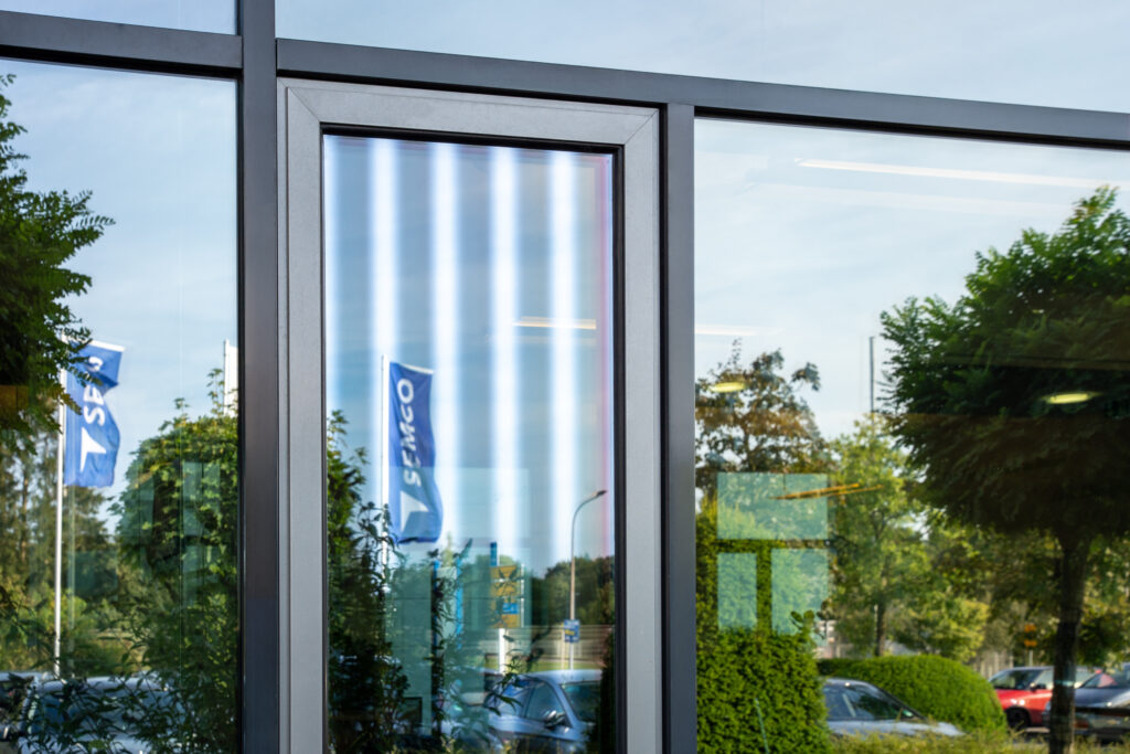 Das Fenster eines Gebäudes mit Vogelglas, erkennbar an den Streifen.