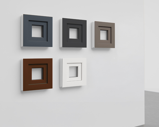 Eine Wand mit den fünf VEKA Spectral Oberflächen dargestellt durch Rahmen